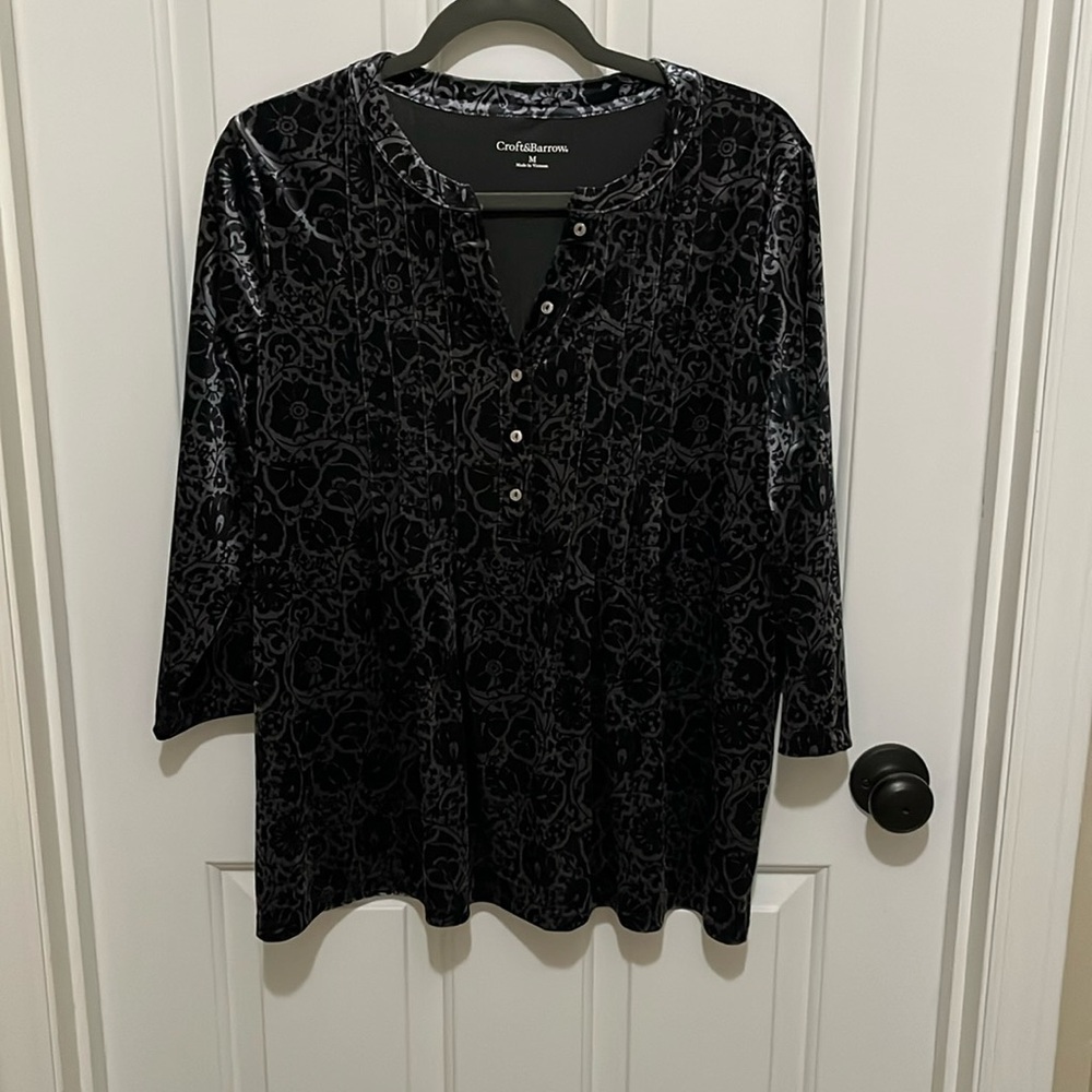 Very pretty dressy but comfortable design